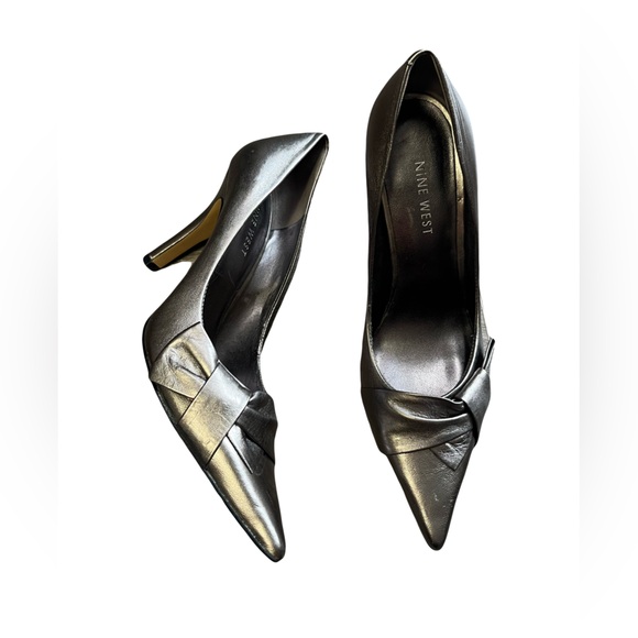 Nine West Metallic Silver Gray Bow Pointed Toe Heels Size 5.5 Women’s - Picture 1 of 9